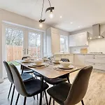 Central And Stylish, Garden And Parking