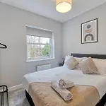 Central And Stylish, Garden And Parking