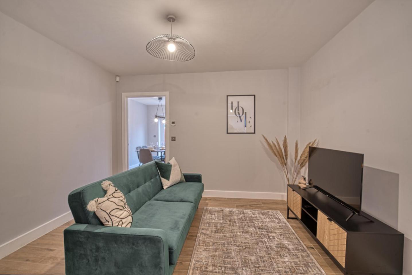 And Stylish, Garden And Parking * Coventry