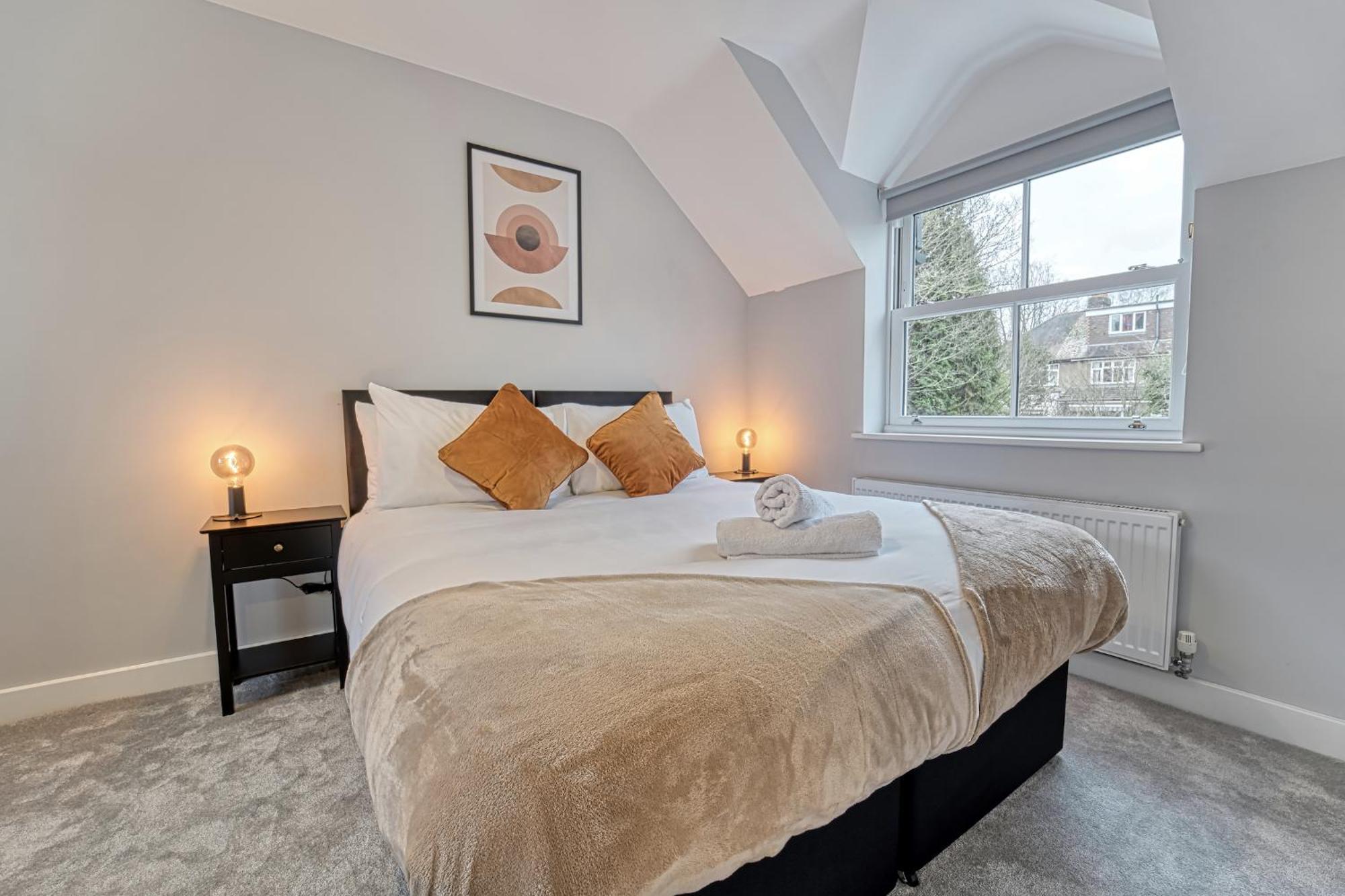 And Stylish, Garden And Parking Apartment Coventry