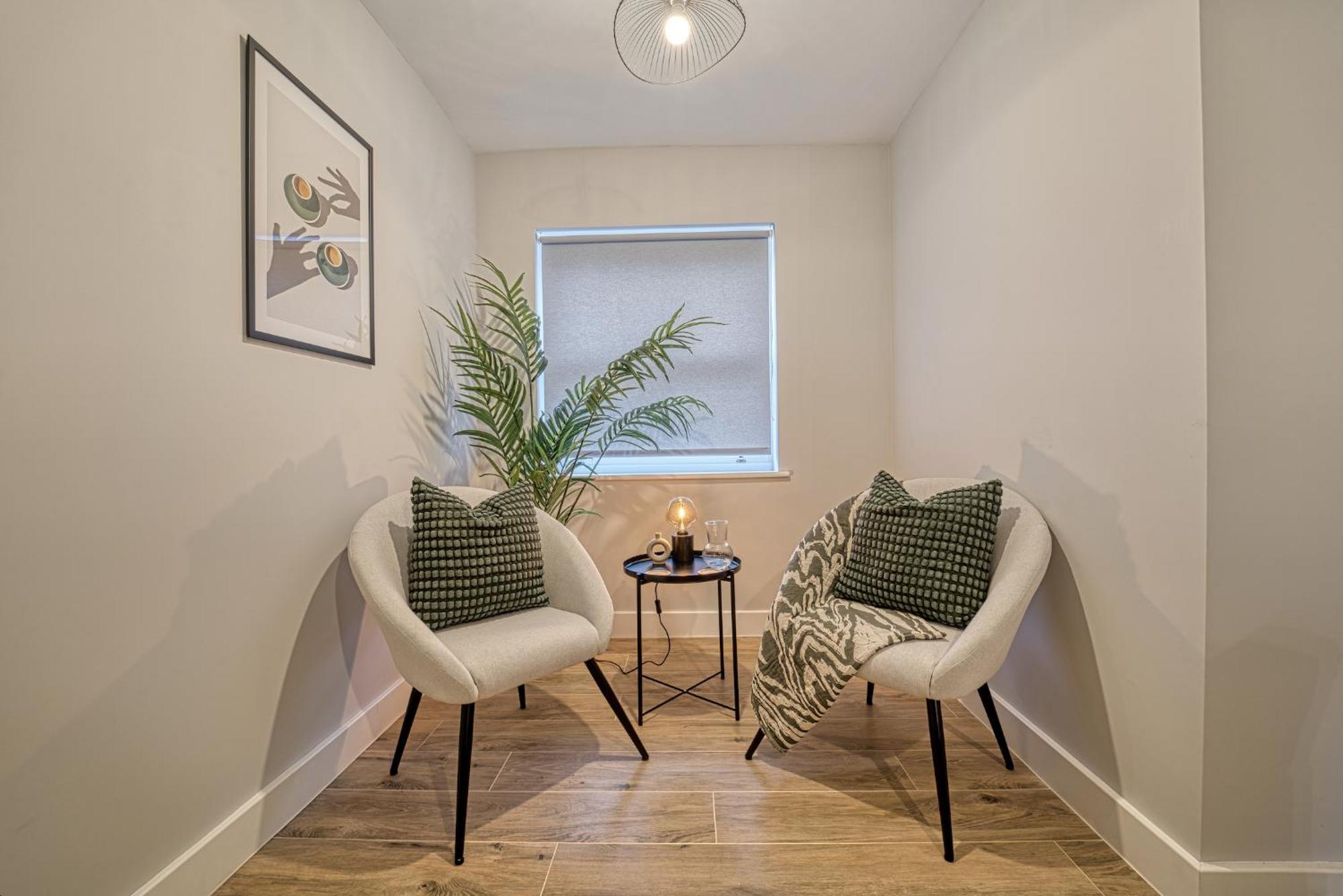 And Stylish, Garden And Parking Apartment Coventry