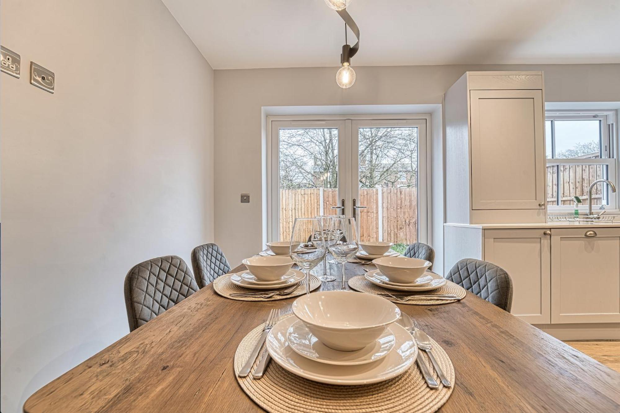 And Stylish, Garden And Parking Apartment Coventry
